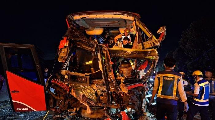 Aksi Tangguh Sopir Truk Viral! Cegah Kecelakaan Maut, Penumpang Bus Selamat